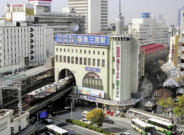 阪急電車がビルの中に出入りし、三宮のランドマークとして親しまれた「神戸阪急ビル東館」＝１９９３年４月