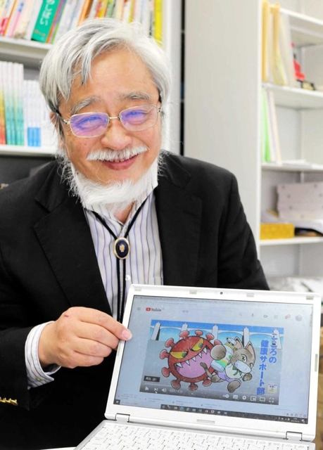 「家庭でも親子で一緒に動画を見て話し合ってほしい」と話す冨永良喜教授＝神戸市中央区脇浜海岸通１