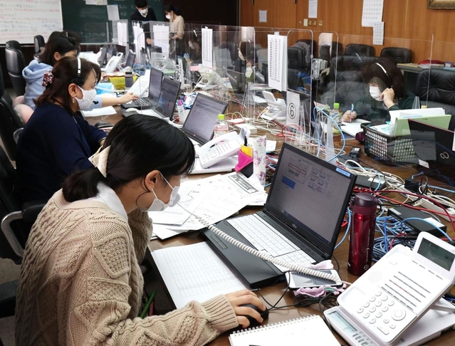 兵庫県内で先駆けて高砂市が設置した新型コロナウイルスのワクチン接種の予約受付コールセンター。鳴りっぱなしの電話にオペレーターが休みなく対応していた＝４月５日、高砂市高砂町朝日町１、高砂市文化保健センター（撮影・長嶺麻子）