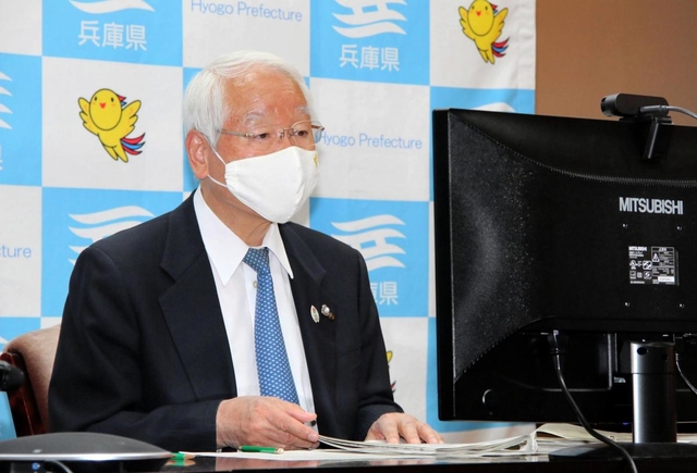 関西広域連合のオンライン会議に臨む兵庫県の井戸敏三知事＝23日夕、県庁