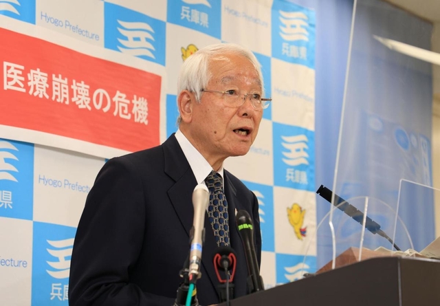 緊急事態宣言を受けた兵庫県内での感染防止の取り組みについて説明する井戸敏三兵庫県知事＝２３日午後６時２２分、神戸市中央区下山手通５、兵庫県庁（撮影・小林良多）