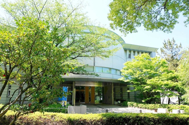 旧渋沢邸跡地に立つ渋沢史料館＝東京都北区