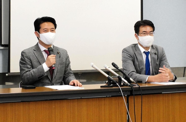 兵庫県知事選への対応について説明する立憲民主党兵庫県連の桜井周県連代表（左）と栗山雅史幹事長＝２４日午後、神戸市中央区中山手通４