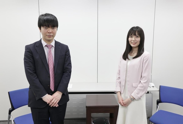 高見泰地七段（左）と渡部愛女流三段