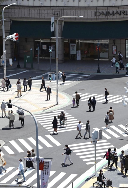 ３度目の発令となった緊急事態宣言の初日。スクランブル交差点を行き交う人ら＝２５日午前、神戸市中央区（撮影・辰巳直之）