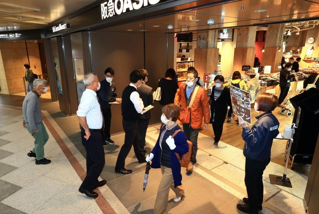 オープン初日を迎え、来店客でにぎわう「神戸三宮阪急ビル」＝２６日午前、神戸市中央区加納町４（撮影・鈴木雅之）