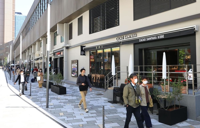 全面開業を迎えた「神戸三宮阪急ビル」。緊急事態宣言を受けて営業自粛している店舗も多く、営業している店舗でもテラス席を畳んでの開業となった＝２６日午前、神戸市中央区加納町４（撮影・鈴木雅之）
