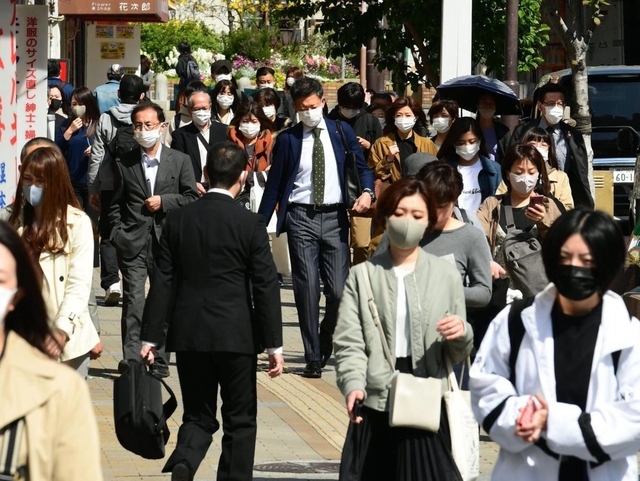 ３度目の緊急事態宣言が発令されて最初の平日。普段と変わらぬ通勤風景が見られた＝２６日午前、神戸市中央区元町通１（撮影・坂井萌香）