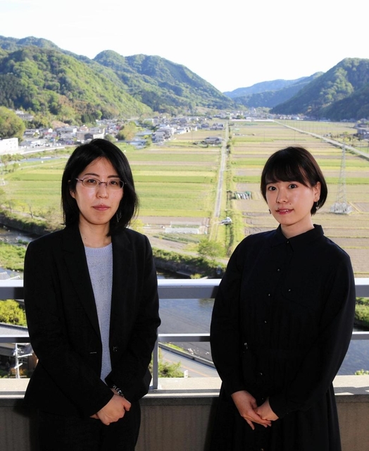 対局を前に撮影に応じる里見香奈女流王位（左）と山根ことみ女流二段＝２６日午後、姫路市夢前町前之庄、旅館「夢乃井」（撮影・大山伸一郎）