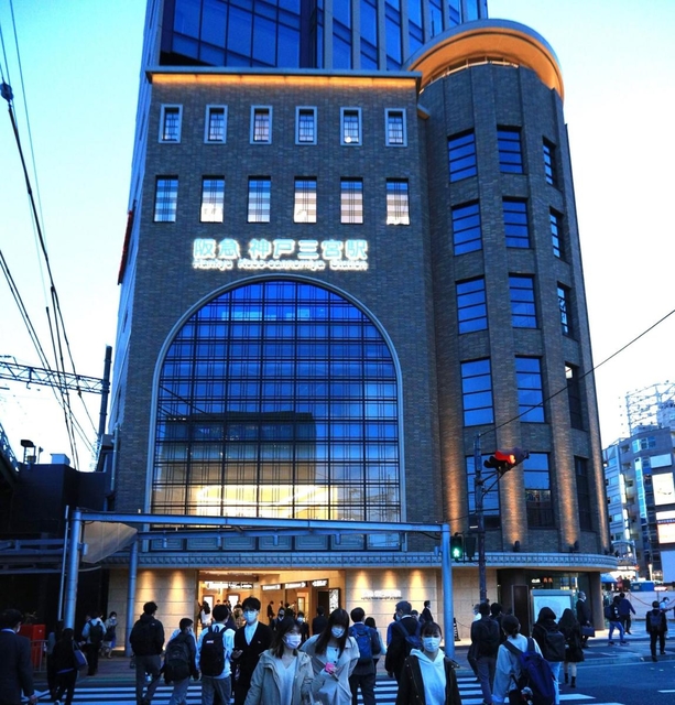 「神戸阪急ビル東館」のデザインを受け継いだ「神戸三宮阪急ビル」＝２６日午後、神戸市中央区（撮影・鈴木雅之）