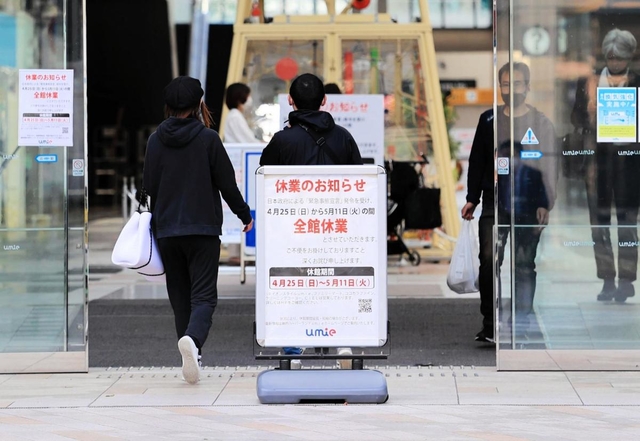 緊急事態宣言の発令を受け、休業を実施した大型商業施設＝２６日午後、神戸市中央区（撮影・小林良多）