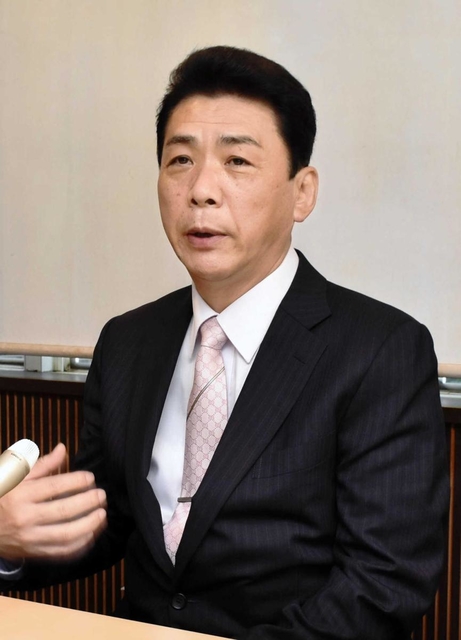 取材に応じる関貫久仁郎氏＝豊岡市千代田町