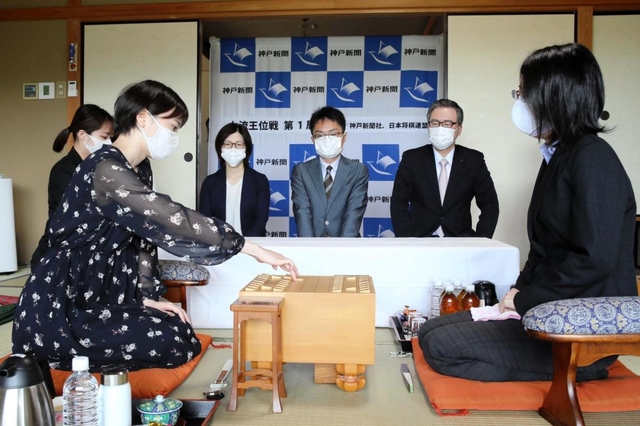 女流王位戦第１局で初手を指す山根ことみ女流二段（左）＝２７日午前、姫路市夢前町前之庄、塩田温泉の旅館「夢乃井」（撮影・大山伸一郎）