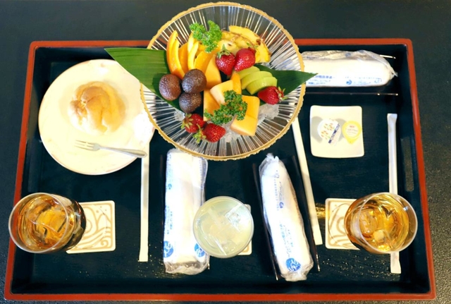 両対局者が注文したおやつと飲み物＝２７日午前、姫路市夢前町前之庄、塩田温泉の旅館「夢乃井」
