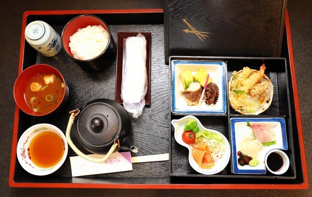 海の幸が中心の特製弁当＝２７日午後、姫路市夢前町前之庄、旅館「夢乃井」