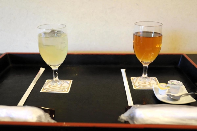 両対局者が注文した飲み物＝２７日午後、姫路市夢前町前之庄、旅館「夢乃井」