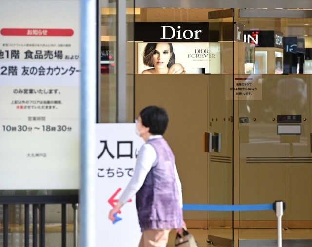 人流を抑えるため、臨時休業となった大丸神戸店の化粧品売り場＝２７日午後、神戸市中央区明石町（撮影・中西幸大）