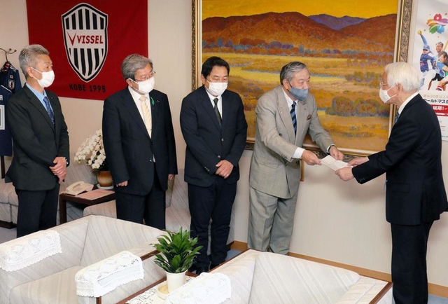 酒販店への協力金の支給を求める要望書を井戸敏三知事に手渡す兵庫県小売酒販組合連合会の三橋敏弘会長（右から２人目）ら＝兵庫県庁