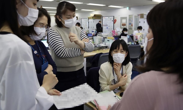 入院待ち患者の最新情報を共有し、優先順位をつけるために話し合う保健師ら＝２７日午後、神戸市役所（画像の一部を加工しています）