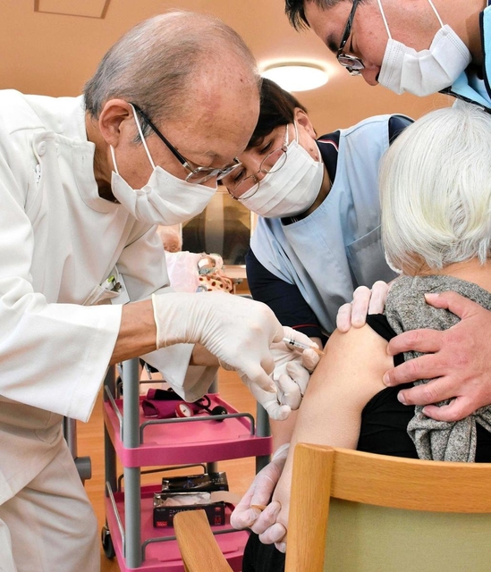 特別養護老人ホームで入所者の腕に新型コロナワクチンを接種する医師＝４月２６日、三木市内