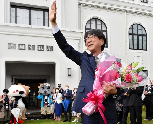 職員や市民らに見送られて市役所を後にする中貝宗治市長＝豊岡市役所