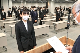 辞令交付を受ける神戸市民病院機構の新入職員＝１日午前、神戸市東灘区向洋町中６（撮影・鈴木雅之）