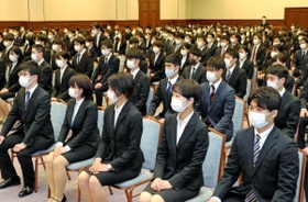 兵庫県の入庁式にマスク姿で臨む新入職員＝１日午前、神戸市中央区下山手通４、県公館