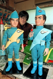 サンダーバードのパイロット、スコット（右）とバージルを制作した坂本さん＝神戸市兵庫区