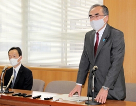 離脱し１１人の処分を発表する藤本百男幹事長（右）と綱紀委員会委員長の藤田孝夫県議＝１日午後、兵庫県庁（撮影・大島光貴）