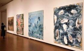 海を描いた作品群が並ぶ会場＝大阪市北区、国立国際美術館（無断転載禁止）
