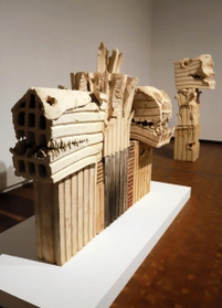 裂け目やゆがみの表現が魅力的なセラミックの作品＝大阪市北区、国立国際美術館（無断転載禁止）
