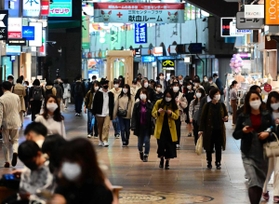マスク姿で町を行き交う人々＝１日夜、神戸市中央区（撮影・中西幸大）