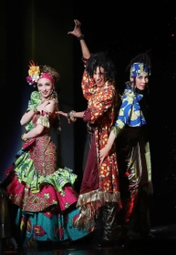 花組トップの柚香光（中央）と本公演での退団が決まっている娘役トップ華優希（左）と瀬戸かずや＝宝塚市栄町１、宝塚大劇場（撮影・長嶺麻子）