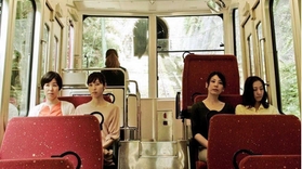 ＜映画「ハッピーアワー＞神戸を舞台に女性４人の日常や友情を描く。看護師あかり、主婦桜子ら４人は親友同士だが、夫との不和などそれぞれに苦悩を抱える。市民向け演技ワークショップの参加者を主な出演者に、演技経験のない女性４人がスイス・ロカルノ国際映画祭で最優秀女優賞を受けたことでも話題になった。上映時間５時間１７分。（ｃ）２０１５　神戸ワークショップシネマプロジェクト