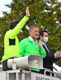 宝塚市長選の告示を前に、同市に入って演説する日本維新の会の馬場伸幸幹事長（中央）＝３日午後、宝塚市末広町（撮影・秋山亮太）