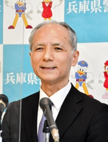 着任会見で抱負を語る兵庫県警の種部滋康本部長＝神戸市中央区（撮影・堀内達成）