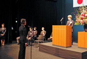 入学生を代表して宣誓する北原真悠さん＝５日午後、豊岡市山王町