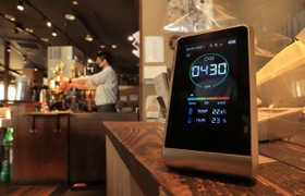 まん延防止等重点措置の適用を合わせ、飲食店内に設置された二酸化炭素濃度の測定器。店主は「品薄になる前に導入した。お客様の安心材料の一つになれば」＝５日午後、神戸市中央区三宮町１（撮影・小林良多）