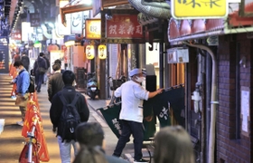まん延防止等重点措置の適用を受け、ラストオーダーとなる午後７時半に合わせてのれんをしまうすし店の店員＝５日午後７時３３分、神戸市中央区北長狭通１（撮影・小林良多）