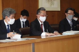 小学校教職員による男児の無断撮影について会見する宝塚市教委幹部＝５日午後、宝塚市役所