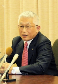 兵庫県知事選に立候補しない意向を明らかにした泉房穂明石市長＝６日午前１１時７分、明石市役所