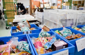 企業などから寄贈された食品が保管されている事務所＝神戸市東灘区深江本町１、フードバンク関西