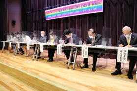 協定書に署名する阪神間７市１町の首長ら＝宝塚市末広町、中央公民館