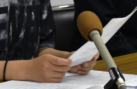 児童相談所の一時保護の在り方をめぐり「ルールが厳しく、虐待に遭っているようだった」と会見で語った神戸市こども家庭センター（同市中央区）に保護された経験のある女子中学生＝神戸市役所