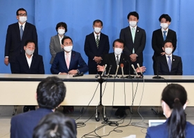 兵庫県知事選に立候補する斎藤元彦氏への推薦決定について説明する日本維新の会の県組織のメンバー＝６日午後５時１５分、神戸市中央区、兵庫県庁（撮影・秋山亮太）