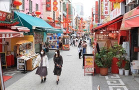 観光客が減り始めた神戸・南京町。大型連休中の落ち込みを懸念する＝６日午後、神戸市中央区元町通２（撮影・小林良多）