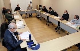 神戸市の検証報告書について議論を交わした市民検証研究会の会合＝神戸市長田区二葉町５、新長田合同庁舎