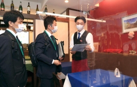飲食店の感染対策を点検する調査員（左の２人）＝７日午後、神戸市灘区