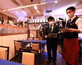 飲食店の感染対策を点検する調査員（左）＝７日午後、神戸市灘区