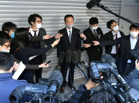 自民党兵庫県連の選挙対策委員会後、囲み取材に応じる藤田孝夫委員長（中央奥）＝７日午後４時４１分、神戸市中央区中山手通５（撮影・坂井萌香）